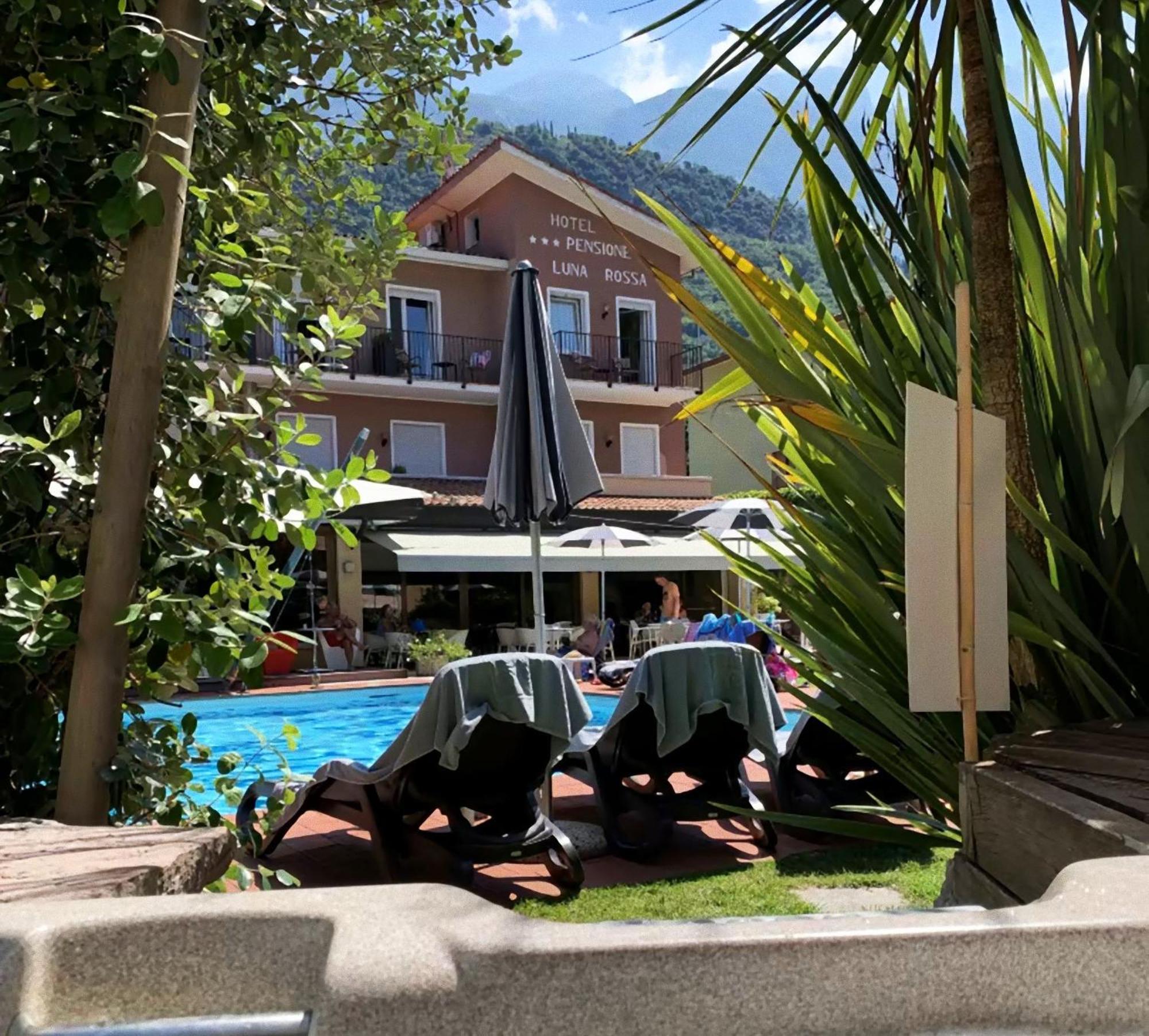 Hotel Luna Rossa (Adults Only) มัลเชซิเน ภายนอก รูปภาพ