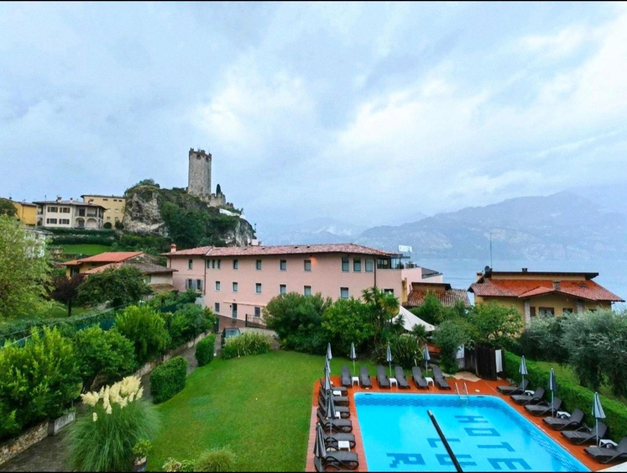Hotel Luna Rossa (Adults Only) มัลเชซิเน ภายนอก รูปภาพ
