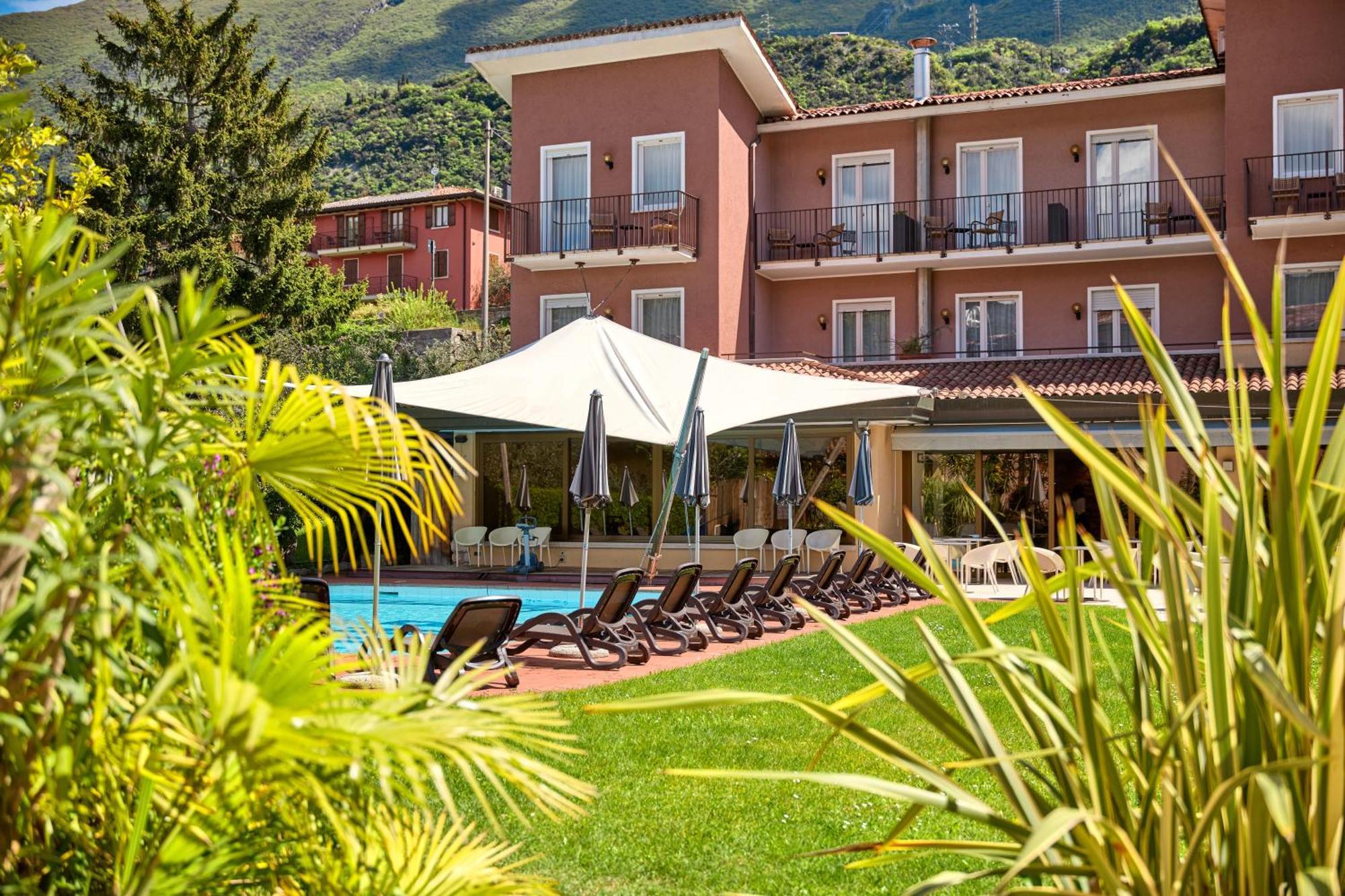 Hotel Luna Rossa (Adults Only) มัลเชซิเน ภายนอก รูปภาพ